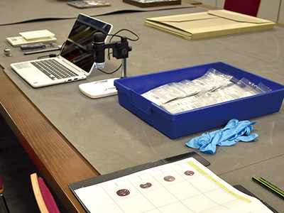 木目金の置かれた調査室の机