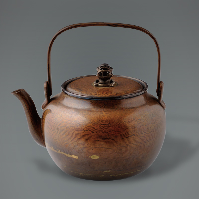 Kettle with woodgrain pattern