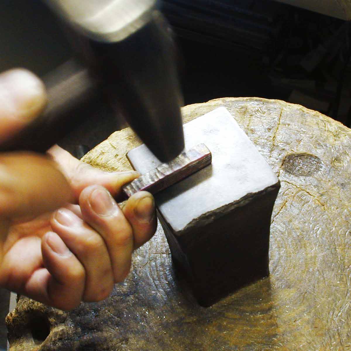 Make surface uniformity with a hammer until the end of the finish