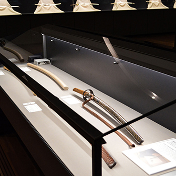 復元研究制作・木目金の刀の鐔（つば）が展示されています